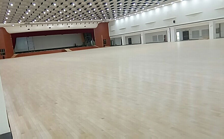 學?；@球運動地板怎么翻新？